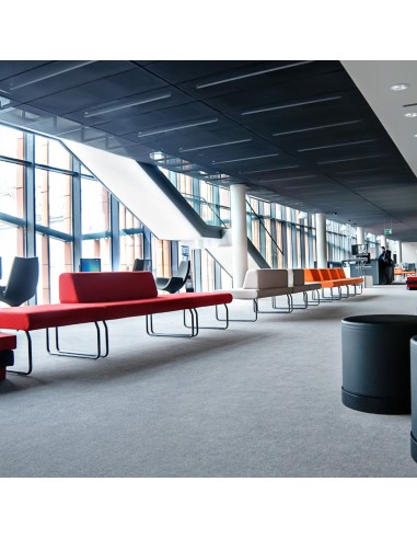 Longue banquette Legvan rouge dans un open space moderne - Legvan