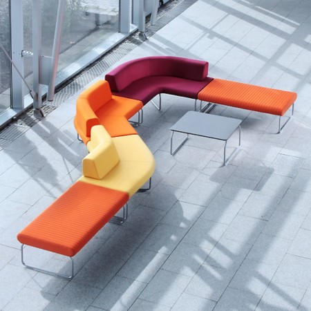 Modules Legvan colorés rouge, orange et jaune formant une assise en L - Legvan