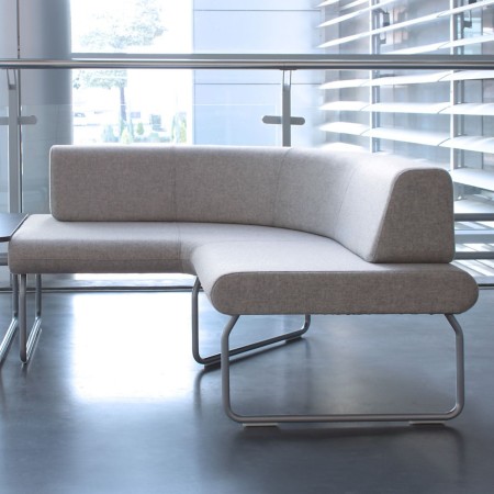 Fauteuil Legvan gris au design cubique avec base blanche - Legvan 2