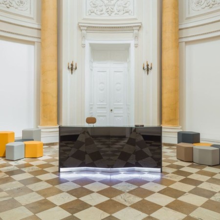 Meuble d'accueil dans hall de réception d'un hôtel