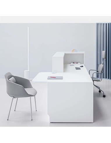 Vu de côté d'un meuble de réception blanc avec module bas PMR