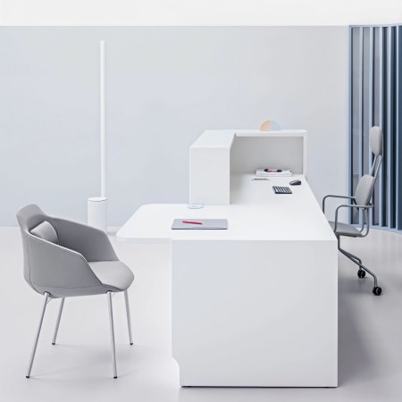 Vu de côté d'un meuble de réception blanc avec module bas PMR