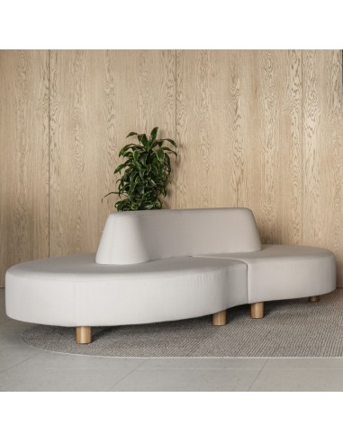 Canapé Nubi gris clair contre un mur beige - Nubi