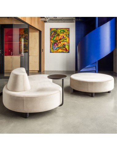 Duo de fauteuils arrondis Nubi crème dans un salon coloré - Nubi