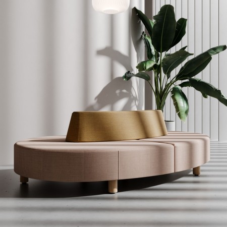 Canapé Nubi en tissu beige avec plante en arrière-plan - Nubi