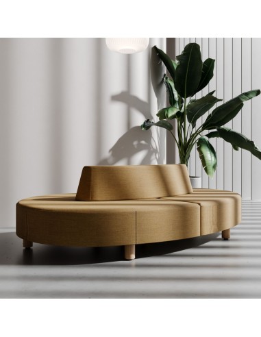 Canapé Nubi marron clair avec plante verte à côté - Nubi