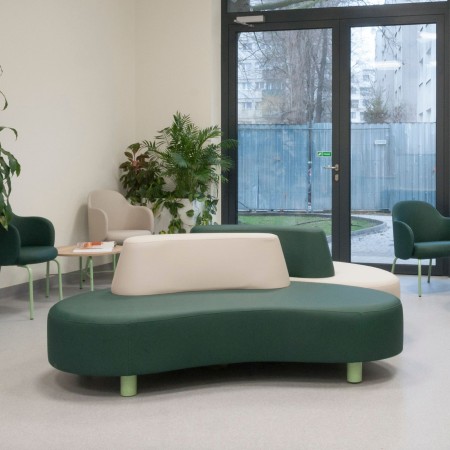 Canapé Nubi vert dans un intérieur lumineux - Nubi