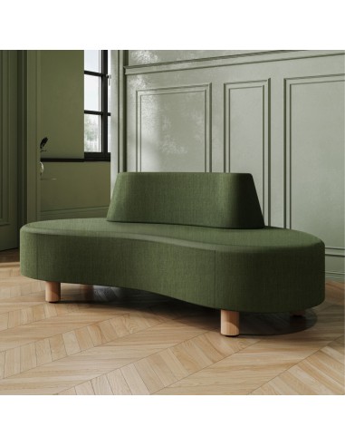 Canapé Nubi vert foncé avec pieds en bois, dans une ambiance chaleureuse - Nubi