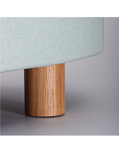 Zoom sur le piétement cylindrique en bois du canapé Nubi - Nubi