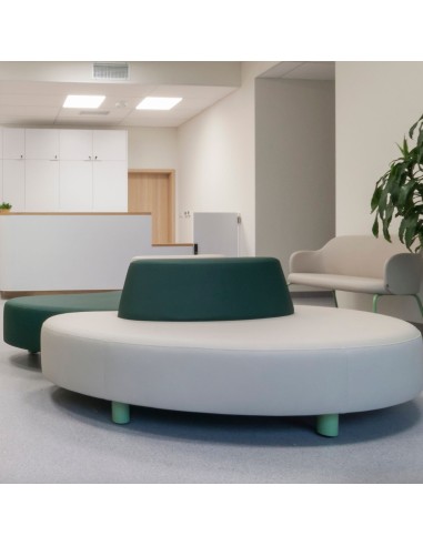 Canapé Nubi arrondi en tissu vert et beige, espace d’accueil - Nubi