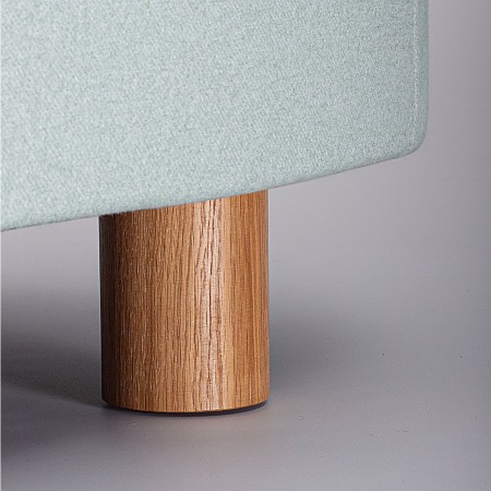 Zoom sur le piétement bois cylindrique du canapé Nubi - Nubi