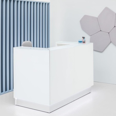 Meuble de réception blanc dans espace lumineux