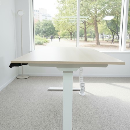 Bureau assis-debout électrique Start-Up 160x80 bois clair avec piètement blanc, ergonomique pour entreprises et open space en Su