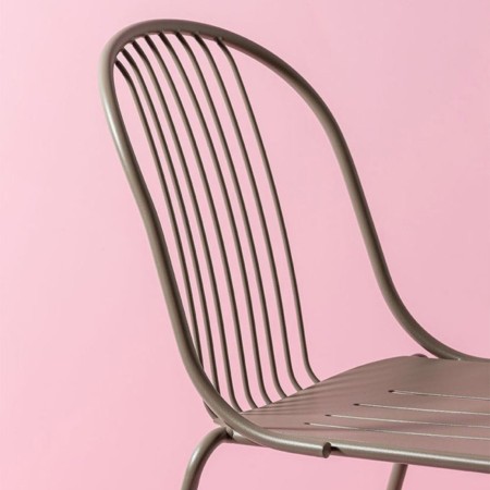 Chaise Diane rouge, vue arrière sur fond rose - Diane