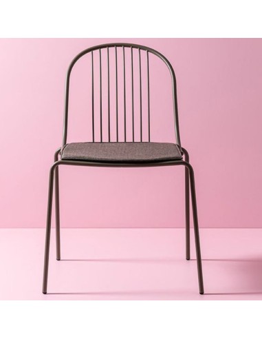 Chaise Diane rouge sur fond rose, vue de face - Diane