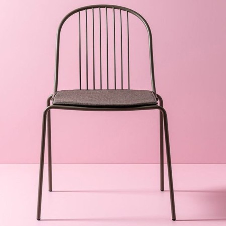 Chaise Diane rouge sur fond rose, vue de face - Diane