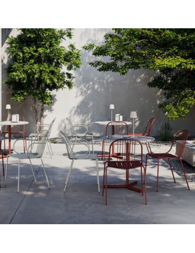 Chaises Diane en extérieur, disposées autour de tables - Diane