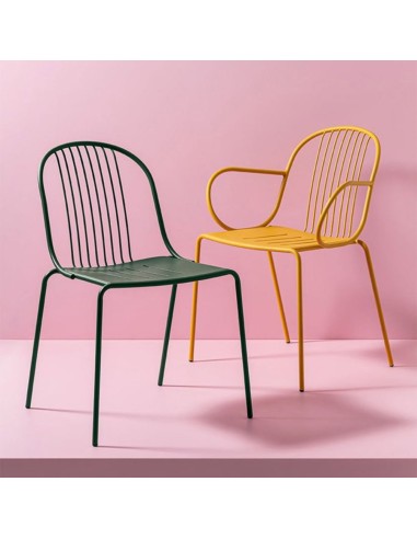 Chaises Diane jaune et rouge côte à côte, décor rose - Diane