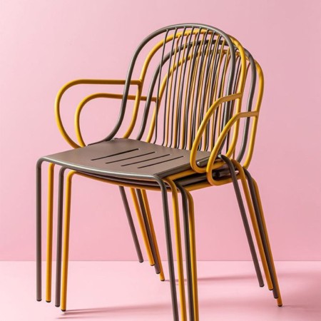 Chaise Diane rouge sur fond rose, vue arrière - Diane