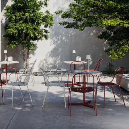 Chaise Diane métal jaune, vue de 3/4 - Diane