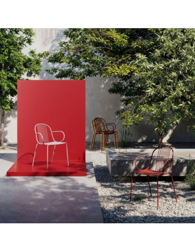 Chaises Diane rouges alignées devant un container rouge - Diane