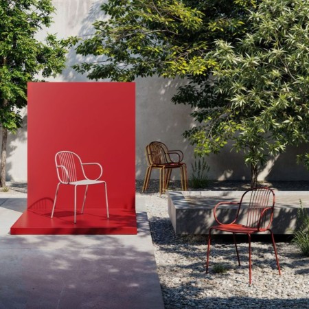 Chaises Diane rouges alignées devant un container rouge - Diane