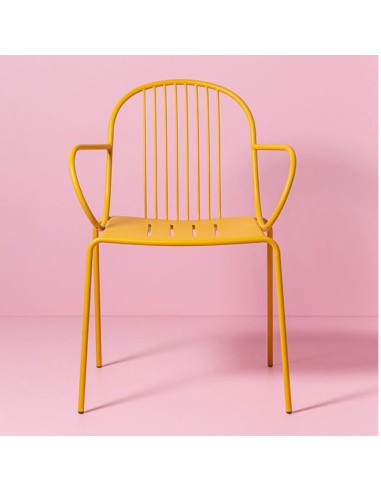 Chaise Diane jaune sur fond rose, vue de face - Diane