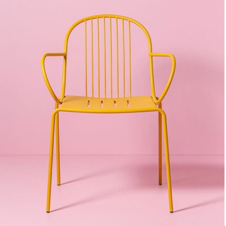 Chaise Diane jaune sur fond rose, vue de face - Diane