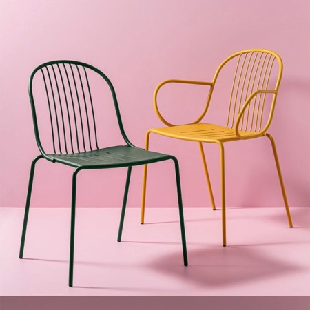 Chaises Diane en terrasse extérieure, alignées autour de tables - Diane