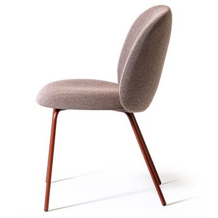 Chaise tapissée rose avec piètement métallique rouge, vue de profil - Volta