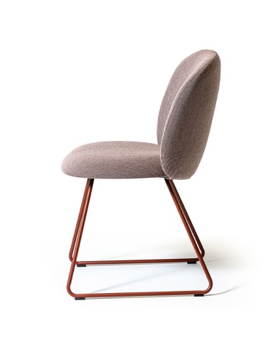 Chaise tapissée rose avec piètement métallique luge cuivre, vue de profil - Volta