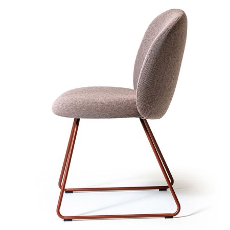 Chaise tapissée rose avec piètement métallique luge cuivre, vue de profil - Volta