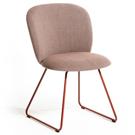 Chaise tapissée rose avec piètement métallique luge cuivre, vue de trois-quarts - Volta