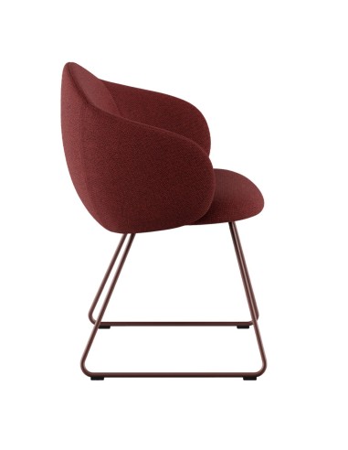 Chaise tapissée rouge avec piètement métallique luge cuivre, vue de profil - Volta