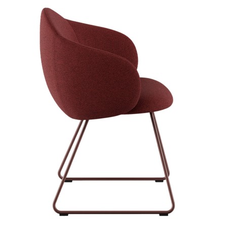 Chaise tapissée rouge avec piètement métallique luge cuivre, vue de profil - Volta