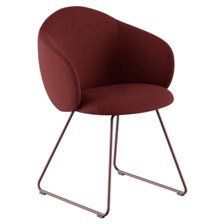 Chaise tapissée rouge avec piètement métallique luge cuivre, vue de trois-quarts - Volta