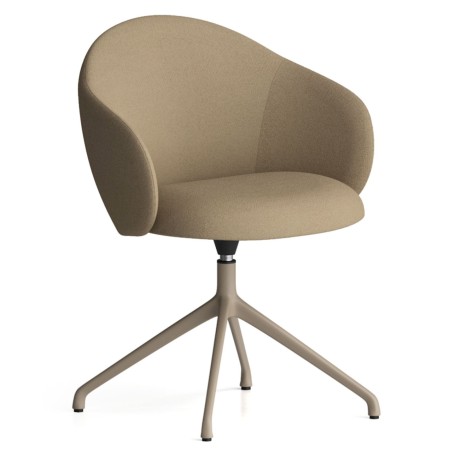 Chaise Volta pivotante en tissu beige clair, assise enveloppante avec piètement étoile métallique, vue oblique - Volta