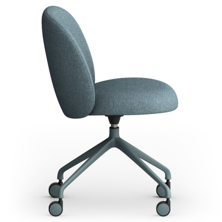 Chaise Volta avec dossier arrondi et assise ergonomique, présentée de profil pour montrer sa ligne courbe – Volta