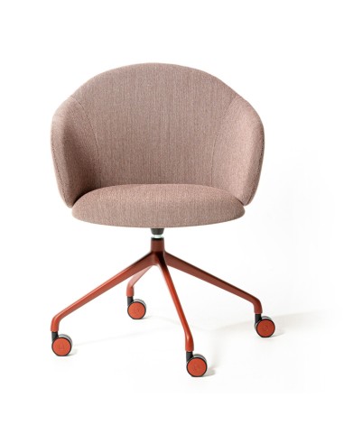 Chaise Volta avec dossier enveloppant et assise tapissée, base pivotante à 5 roulettes métalliques rouges, vue de face – Volta