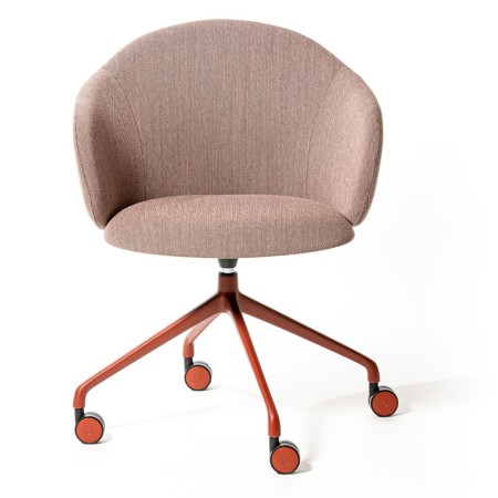 Chaise Volta avec dossier enveloppant et assise tapissée, base pivotante à 5 roulettes métalliques rouges, vue de face – Volta