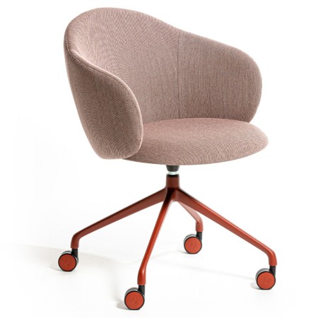Chaise Volta avec piètement mobile sur roulettes rouges et assise arrondie en tissu rose poudré, vue oblique – Volta