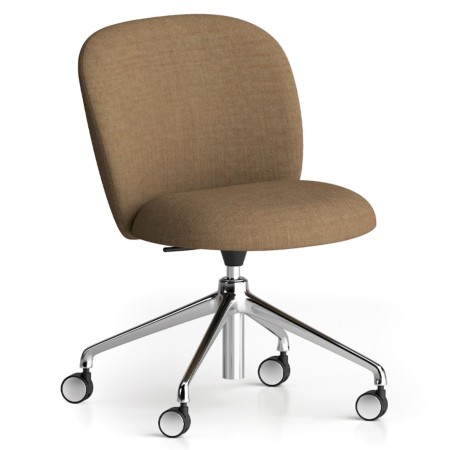 Chaise Volta pivotante sur roulettes avec piètement en métal chromé et assise tapissée beige clair, vue en perspective – Volta