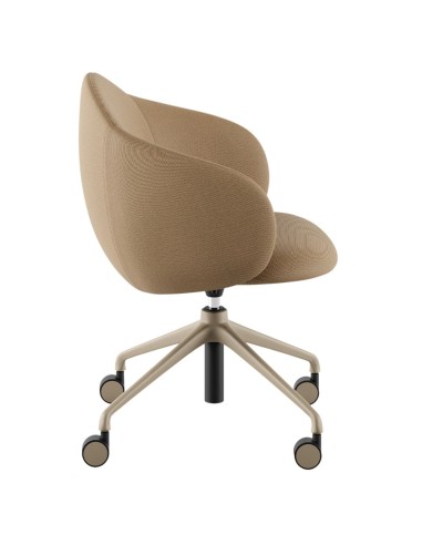 Vue de profil de la chaise Volta, mettant en avant sa ligne douce et son confort, associée à un piètement mobile robuste – Volta