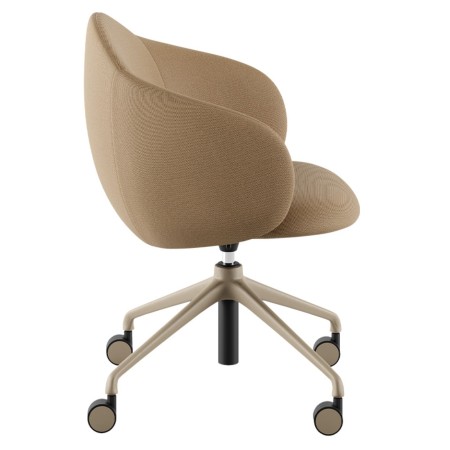 Vue de profil de la chaise Volta, mettant en avant sa ligne douce et son confort, associée à un piètement mobile robuste – Volta