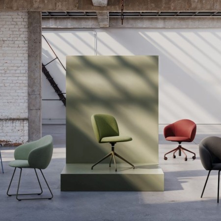 La chaise Volta intégrée dans un espace contemporain, offrant confort et mobilité pour les environnements de bureau modernes – V