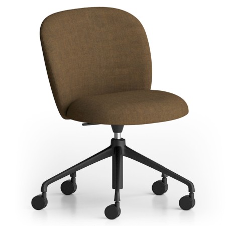 Version brun chaleureux de la chaise Volta, avec assise et dossier rembourrés, montée sur un piètement noir à roulettes – Volta