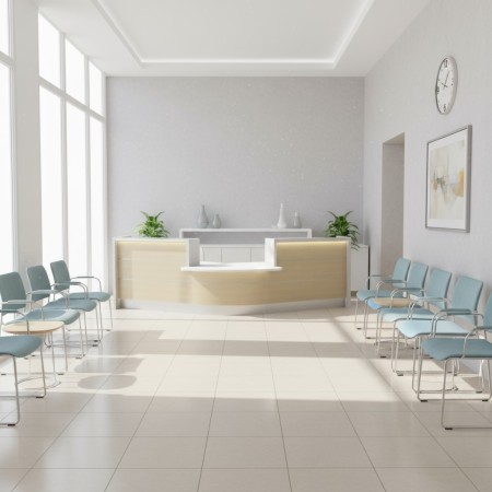 Banque d'accueil avec façade en bois clair dans salle d'attente