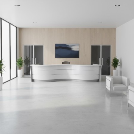 Banque d'accueil blanche dans réception d'une administration