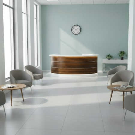 Banque d'accueil en bois foncé dans un espace d'attente avec chaises grises et tables basses en bois