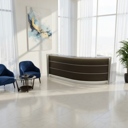 Meuble de réception dans espace d'accueil avec 2 chaises bleues et une table basse